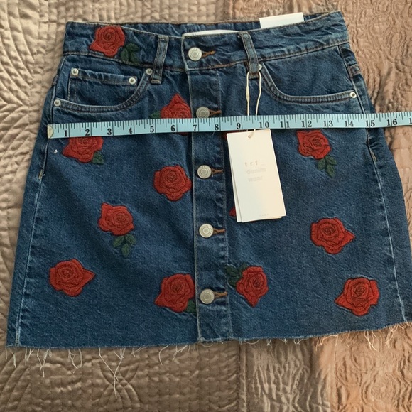 NEW ZARA Embroidered Rose Floral Denim Mini Skirt Size XS - Picture 6 of 7